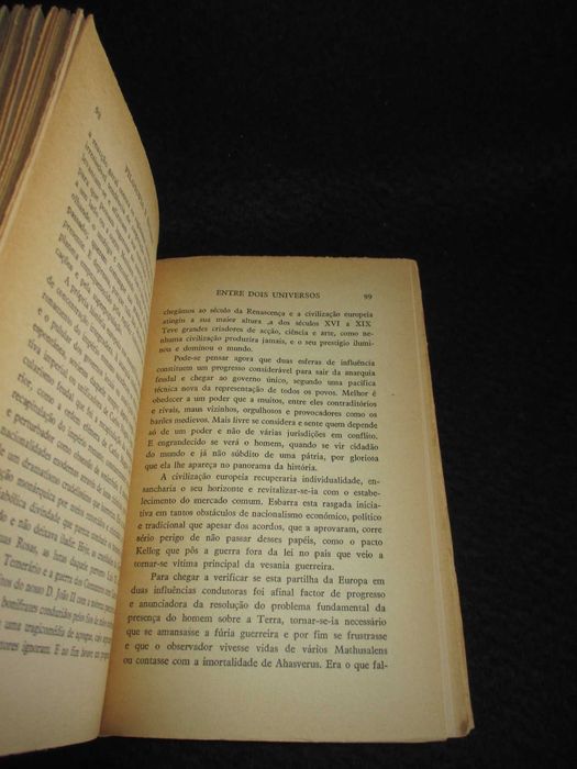 Livro Entre Dois Universos Fidelino de Figueiredo