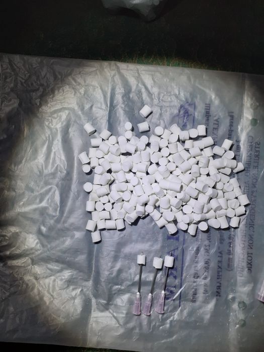 Шприци-дротики для дистанционного введения инъекций животным.