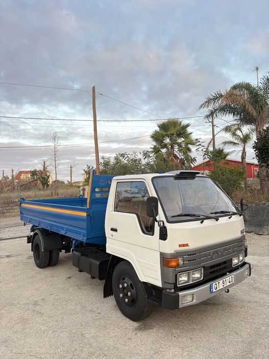 Toyota dyna 250 tribasculante ligeira
