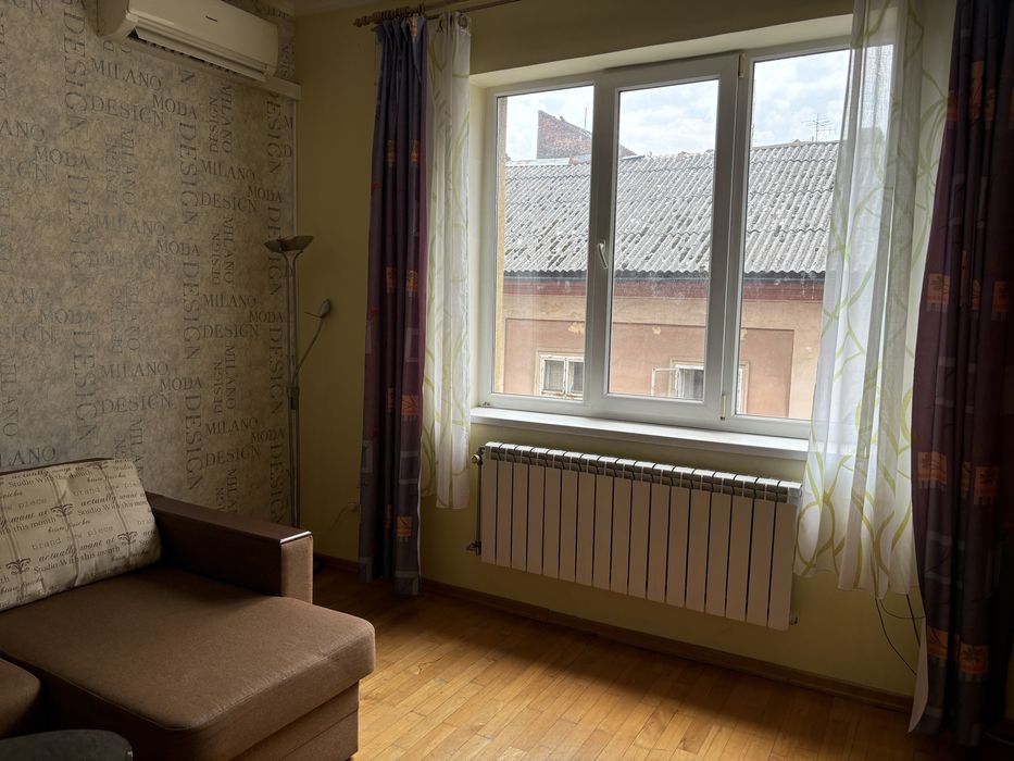 Трикімнатна квартира подобово біля собору