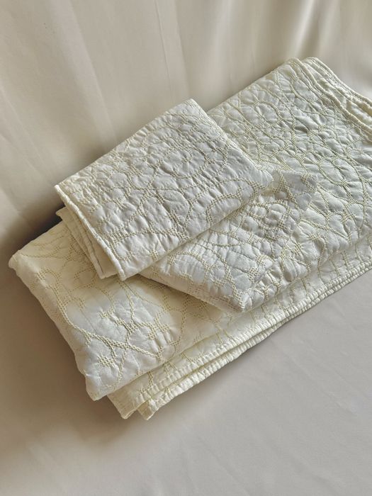 Zestaw tekstyliów do sypialni – 2 poszewki + narzuta