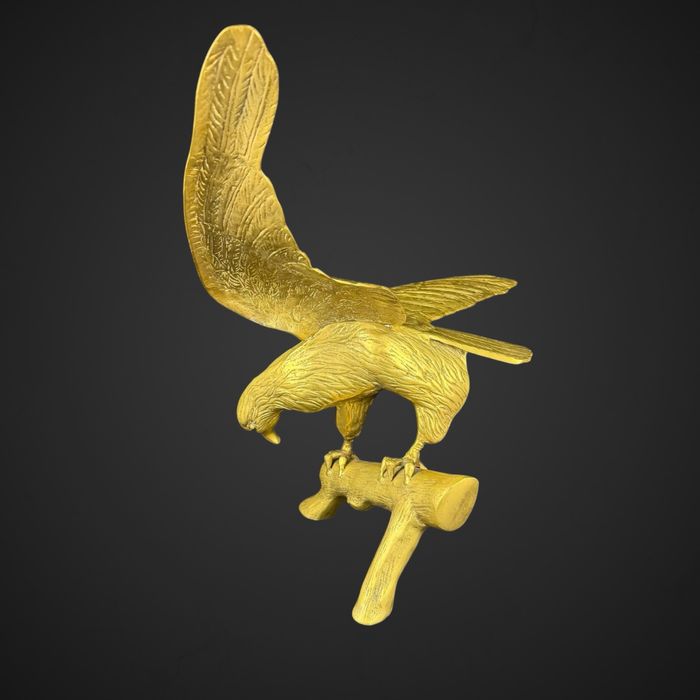 Figuralna rzeźba z mosiądzu ptak na gałęzi orzeł sokół B51/100201