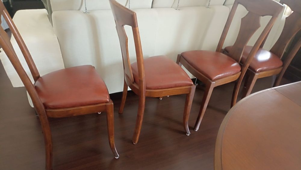 Mesa extensível e cadeiras com tampo em pele