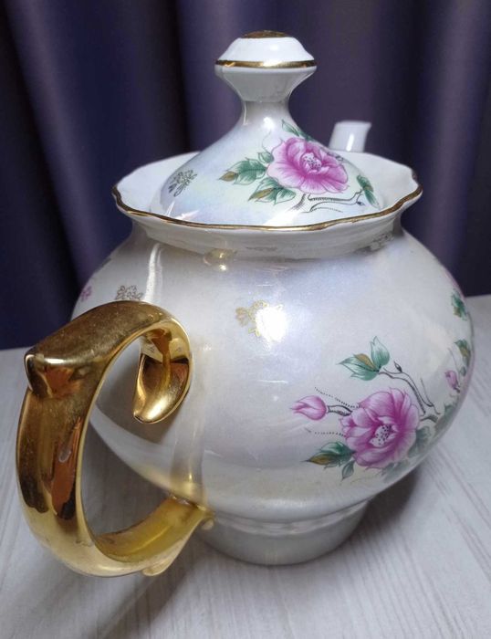 Чайник фарфоровый большой.