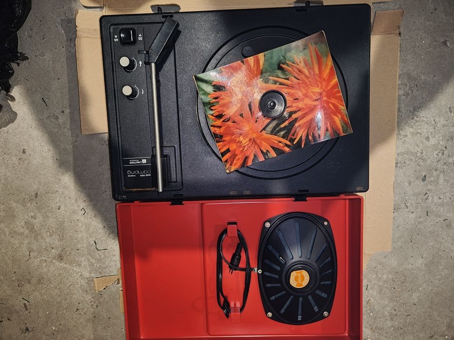 Gramofon retro Mono z czasów PRL-u