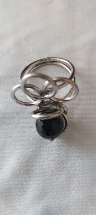 Anel em prata com linda pedra preta