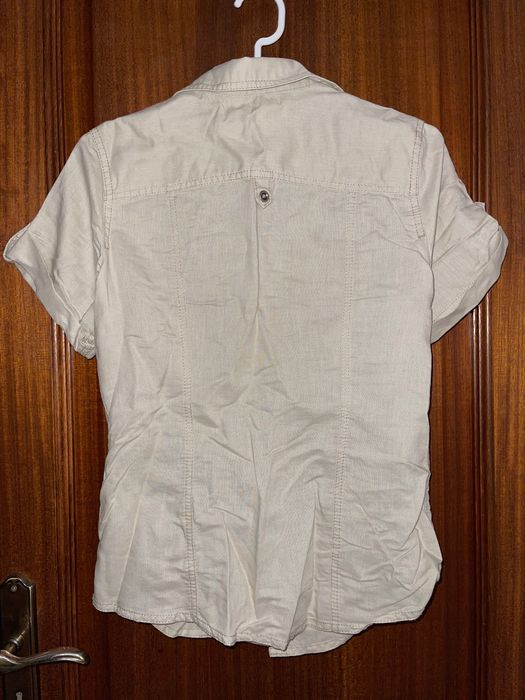 Camisa bege de manga curta com botões da C&A