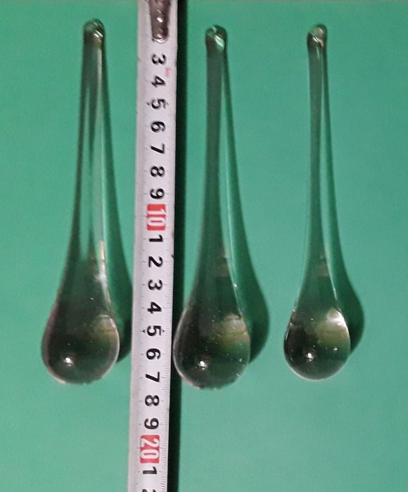 Pedras e pingentes antigos em vidro para candeeiros ou lustres