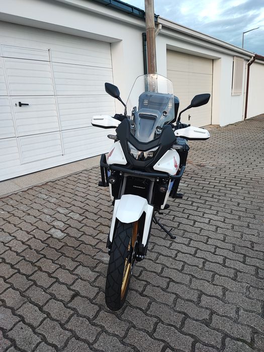 Honda transalp xl 750 rigorosamente nova. Top extras