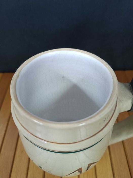 Antiga e curiosa caneca de cerveja com tampa. Alemã. Art deco