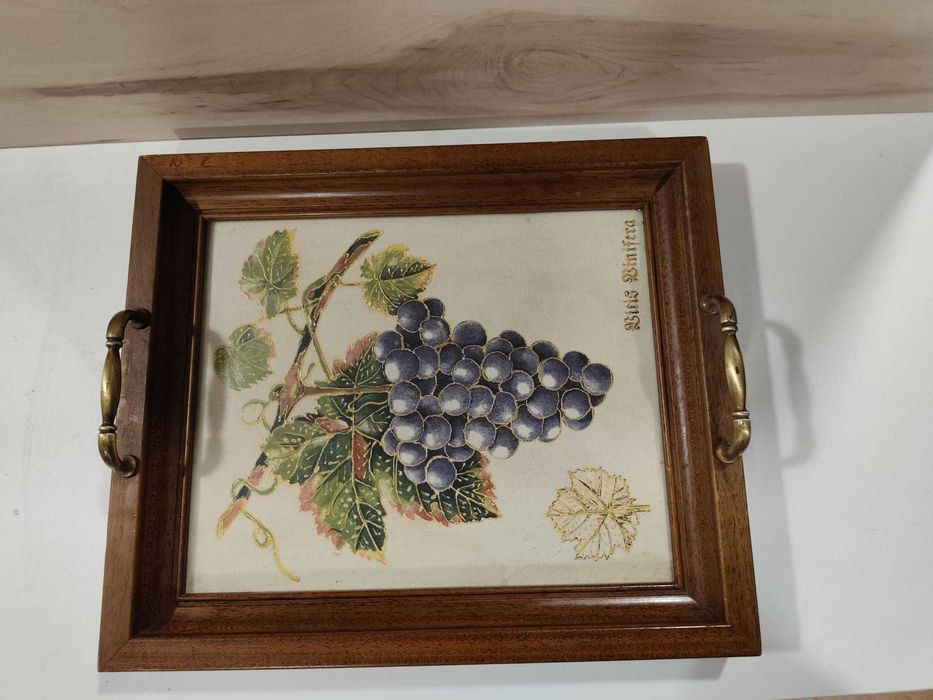 Bandeja com cacho de uvas