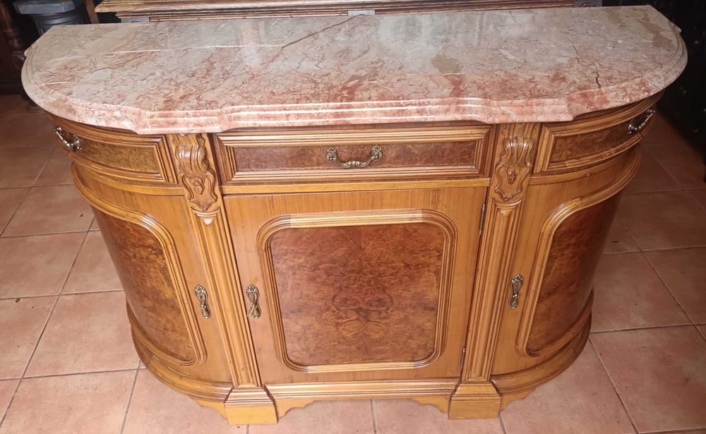 Móvel aparador com pedra rosa