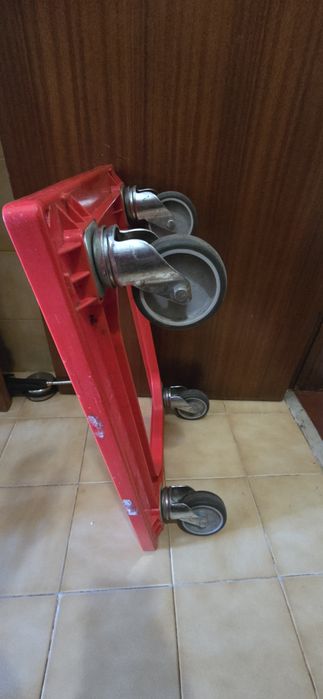 Suporte rodante vermelho