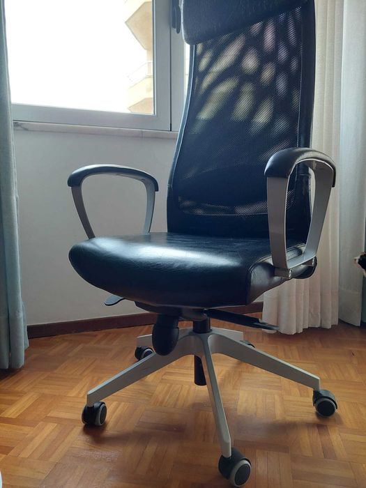 Cadeira de Escritório com braços e apoio de cabeça