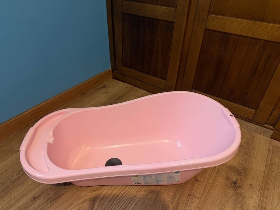 Pink baby bathtub in good condition.