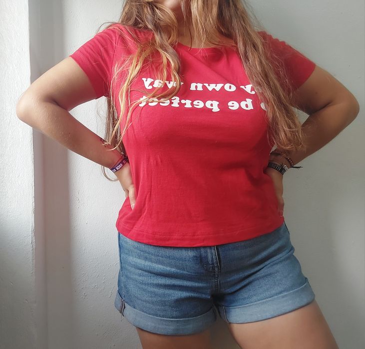 T shirt vermelha pull&bear tamanho S64284168237313120