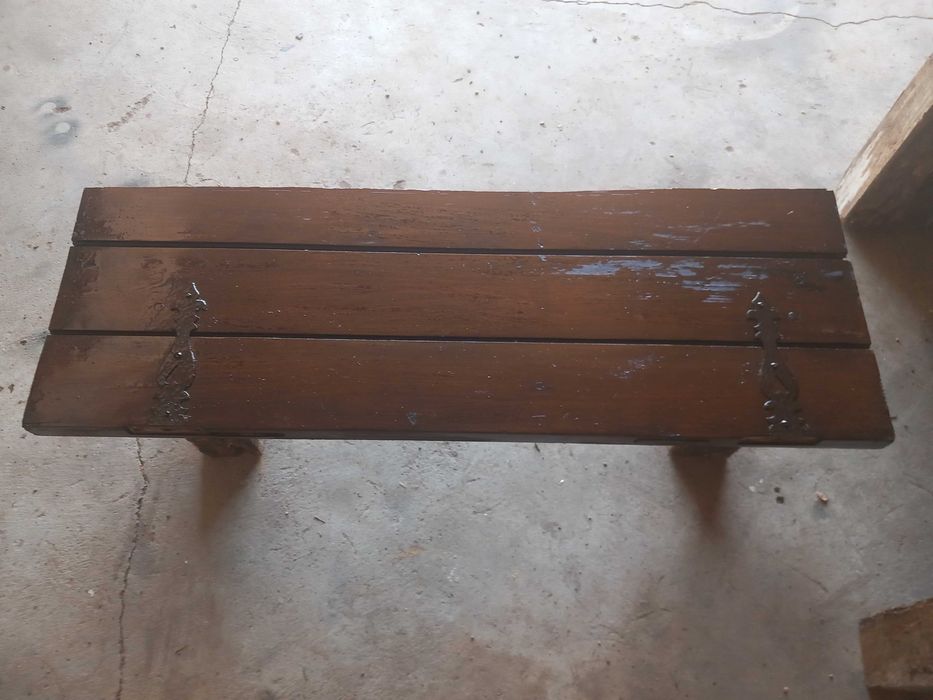 Banco rústico de madeira maciça, antigo, apliques metalicos, altura 35cm Largura 95cm por 35cm