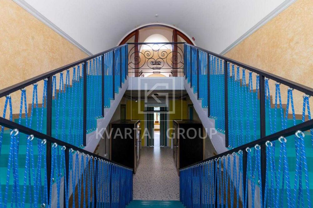 Продаж шикарного величезного будинку з власним озером