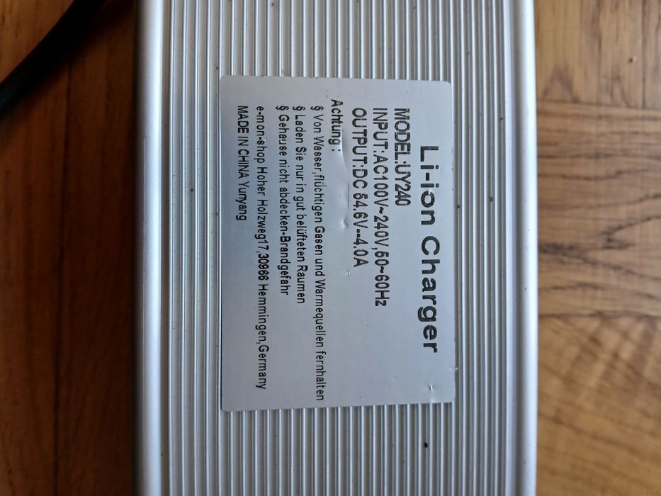 Зарядний пристрій.