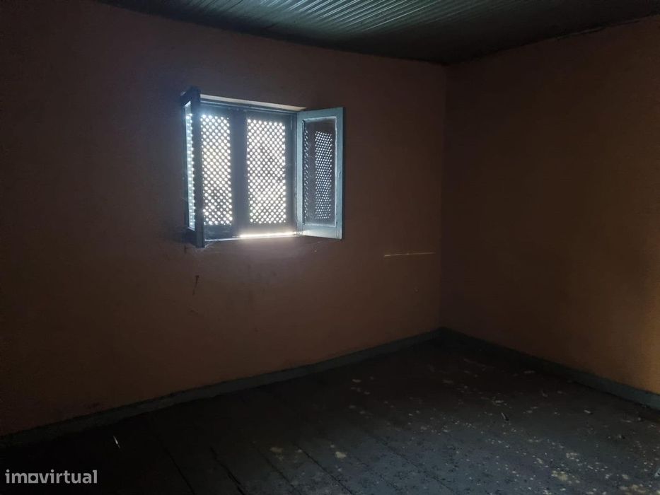 Moradia em pedra na vila de Arões São Romão