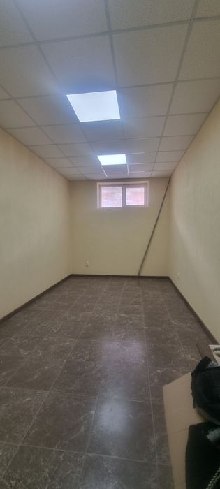 Здається напівпідвальне приміщення.