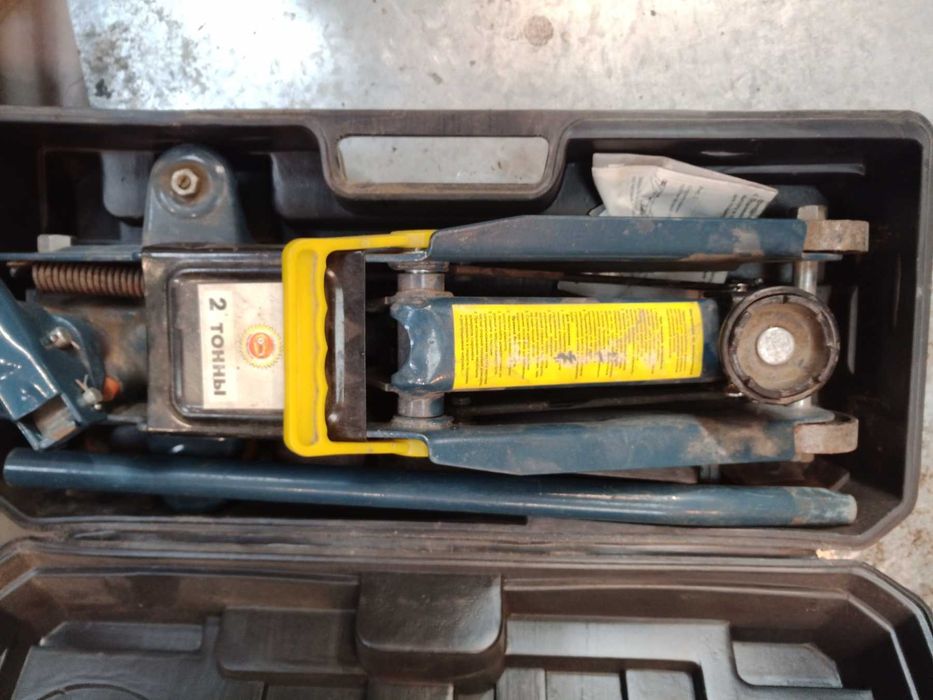 Домкрат 2т (85-385мм) подкатной гидравлический