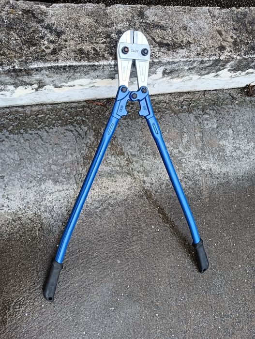 Tesoura de cortar ferro.