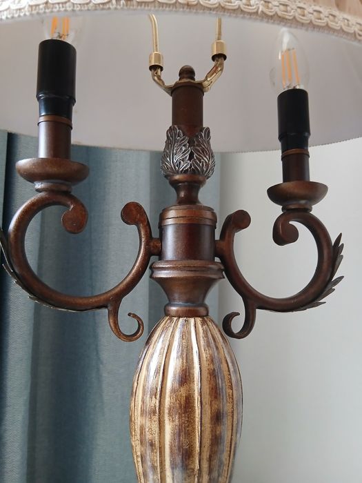 Candeeiro de sala com duas velas