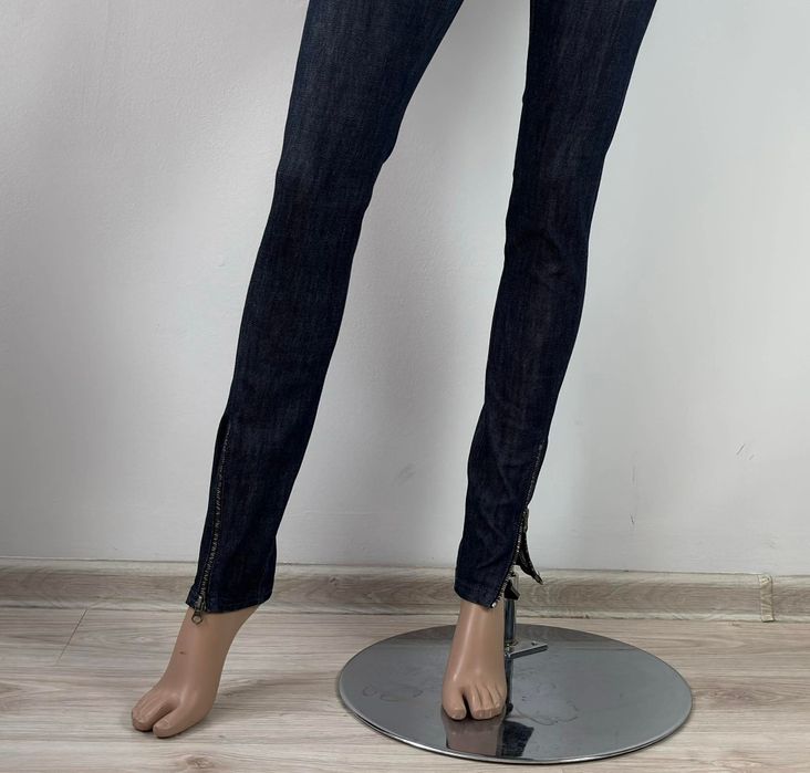 Stella McCartney spodnie jeansowe damskie 
rozmiar (34)
Kolor:granatow