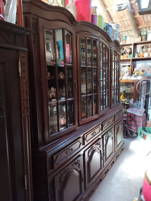 Grande móvel com vitrine para salão