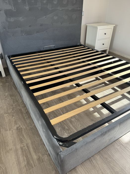 Cama com estrado elevatorio