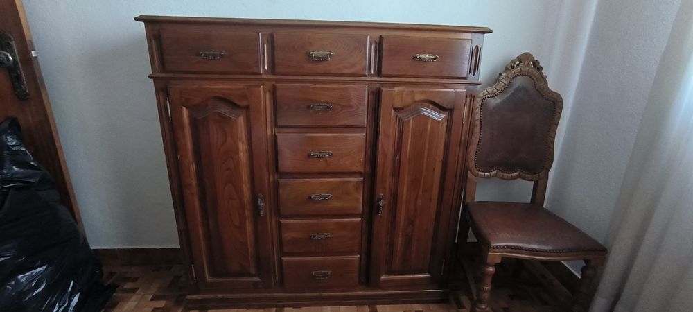 Aparador / Móvel de Sala em Madeira Maciça com Gavetas e Portas