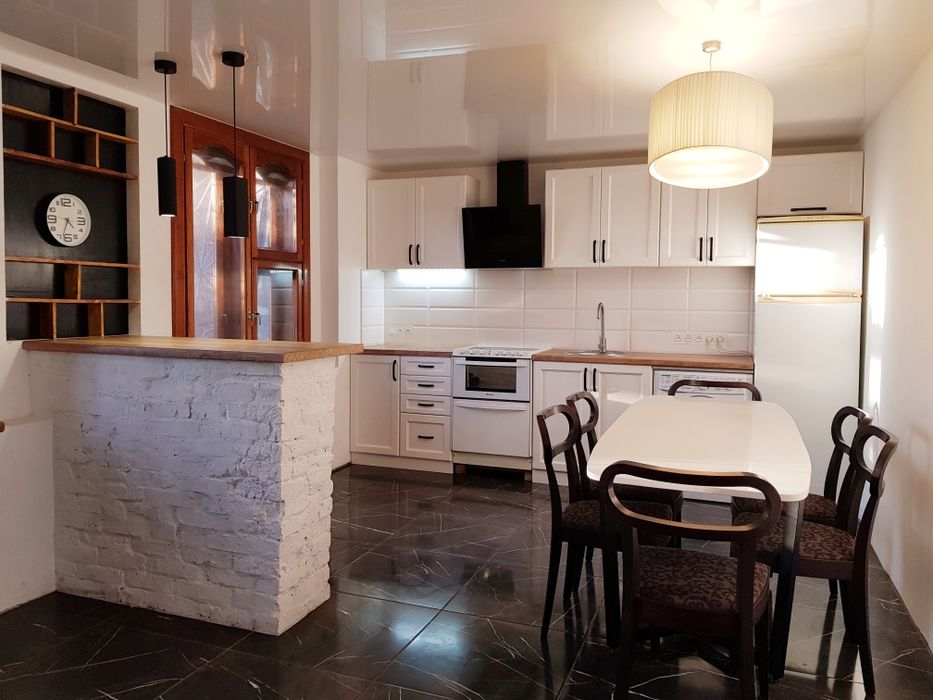 Просторий 2-поверховий котедж 214 м²  біля Кривого Рогу