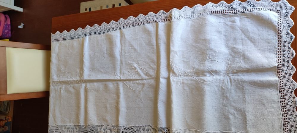 Toalha com bordado e renda