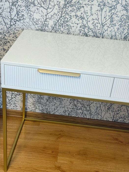 Białe biurko klasy premium ze złotą konstrukcją