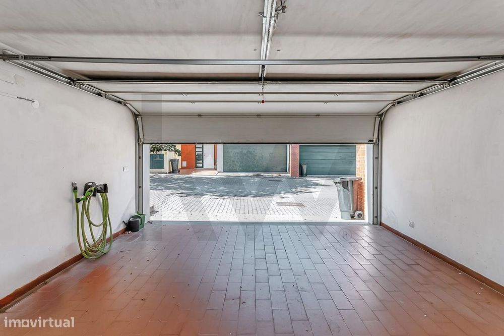 Moradia T4+2 com Jardim e Piscina para Arrendamento, junto ao Oeiras G