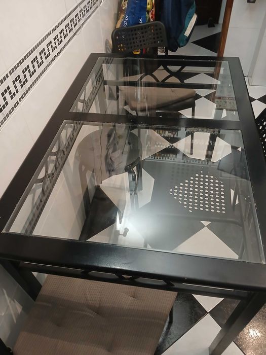 Mesas. 2 iguais em bom estado