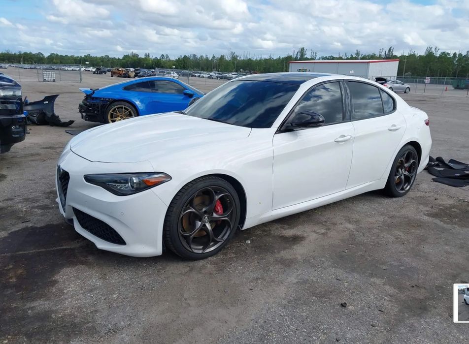 Alfa Romeo Giulia Piękny włoski samochód w transporcie do Polski