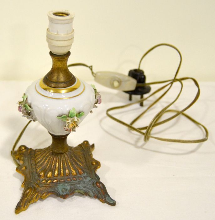Pequeno candeeiro de mesa em porcelana e bronze, antigo