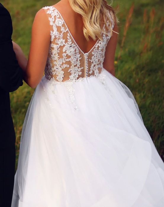 Piękna, błyszcząca, biała suknia ślubna