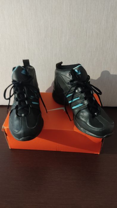 Sapatilhas adidas tamanho 40 completamente novas