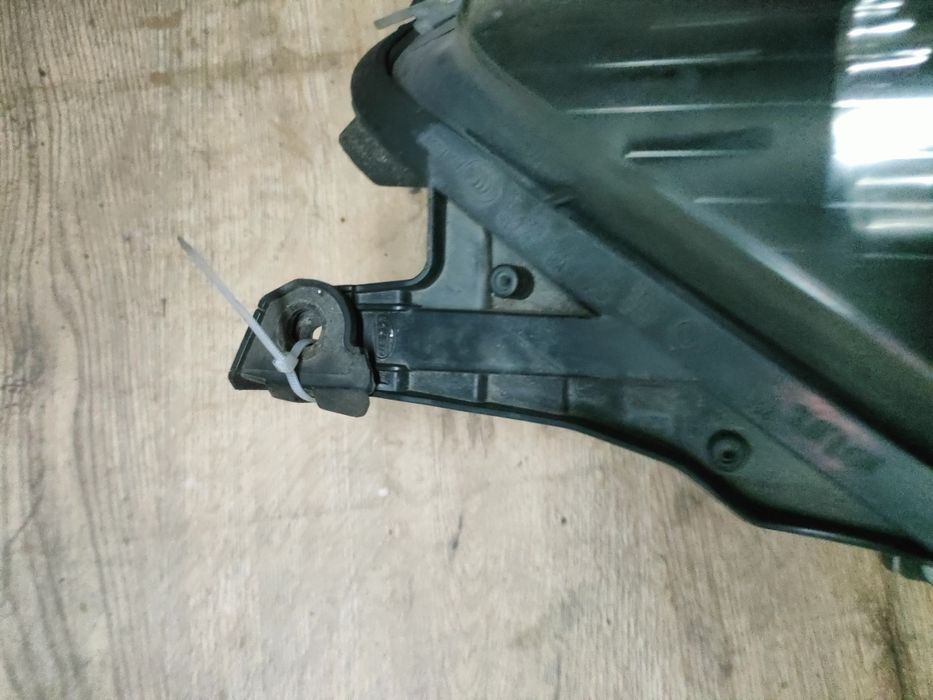 Opel Astra H III Reflektor lampa lewa uszkodzony zaczep