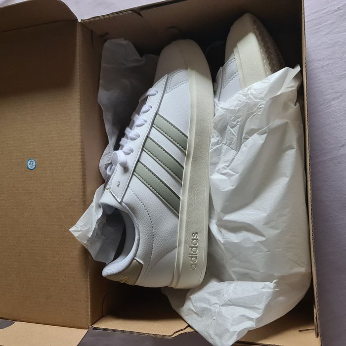 Vendo tênis adidas novo