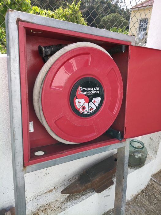 Carretel com caixa metálica e mangueira de 25 metros