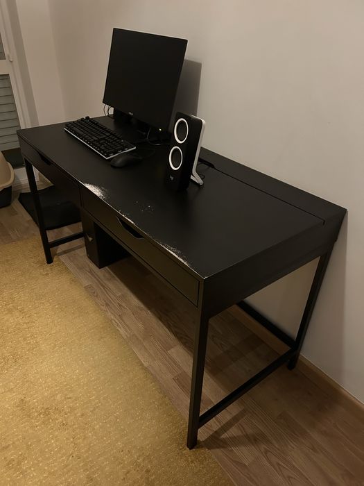 Secretaria Preta + Carpete Ikea