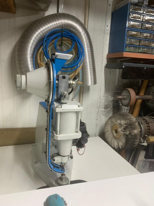 Máquina de colocar ilhózes
Operacional bom estado
