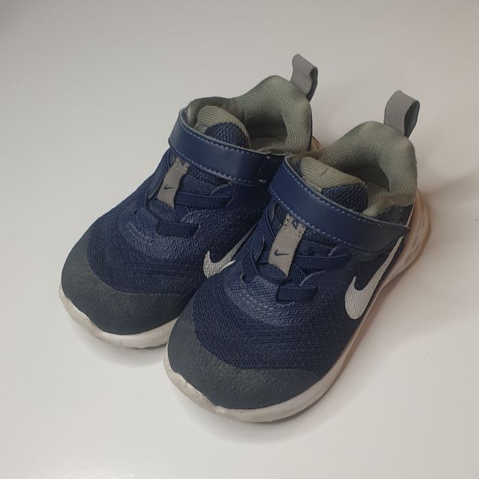 Sprzedam buciki ze zdjęć w rozmiarze 23,5 Nike, zadbane.