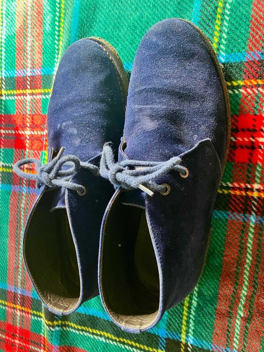 Botas em camurça, azul Klein, da marca Etro Milano.