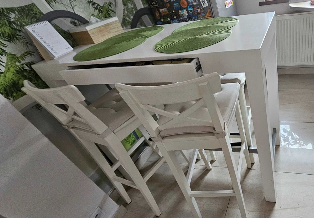 Biały stół z szufladą i krzesłami