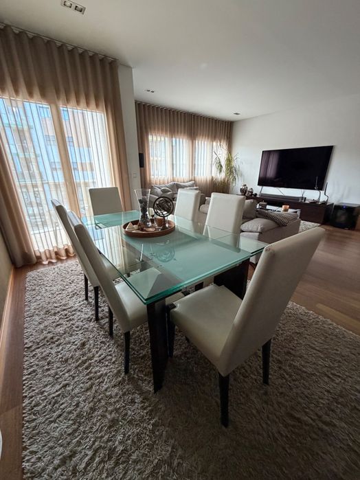 Mesa de jantar extensível ,com 6 cadeiras em pele